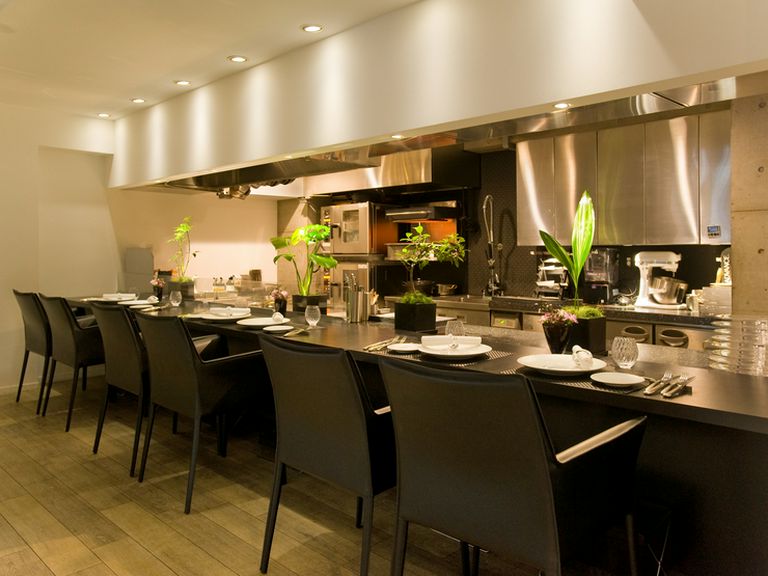 緑が色彩のアクセントに。スタイリッシュにお食事を満喫