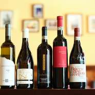 イタリア各州の特徴あるワインを取りそろえ、ボトルワインは常時50種類以上。グラスワインやロゼを含めると約100種類のワインがそろっています。そのほか、ビールやカクテルもあるのでお好みで。