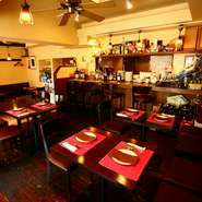 平日は近所に住む常連さんのほか、仕事帰りにふらっと一人で立ち寄ってワインと食事を楽しむ人なども多く見られます。週末には小さな子どもを連れた家族での利用も多く、幅広い世代で楽しめるイタリア料理店です。