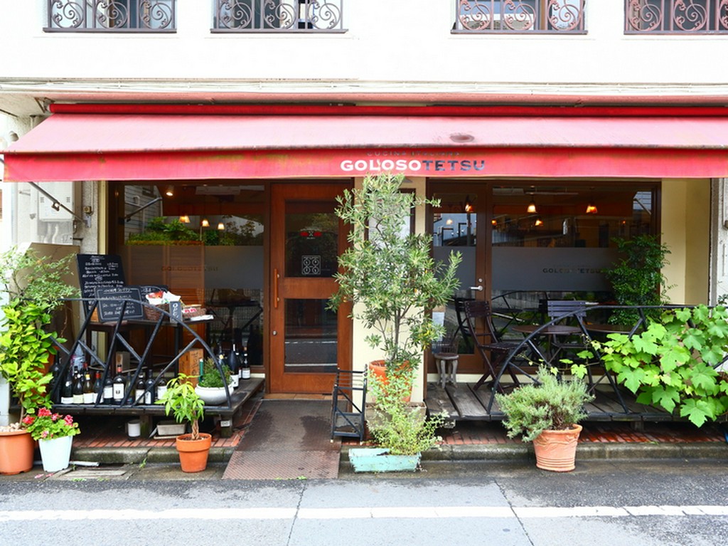  テラス席はペットもOK！ 路地の1階に構えた店舗ならでは