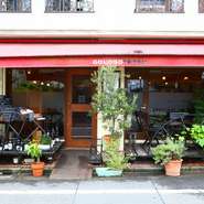 西荻窪の駅近く。軒先には手入れされたグリーンが並び、まるで小さな庭のよう。テラス席もあり、ここではペット連れも利用OK！ お散歩ついでに愛犬と一緒に気軽に立ち寄れます。

