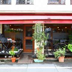  テラス席はペットもOK！ 路地の1階に構えた店舗ならでは