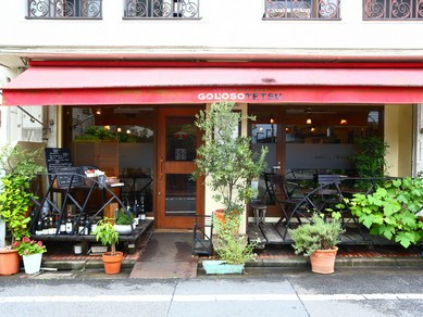  テラス席はペットもOK！ 路地の1階に構えた店舗ならでは
