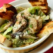 牛の胃袋のトリッパやギアラはイタリアでは代表的な食材。下処理し、白ワインで3時間じっくりと煮込んで旨みを引き出しています。国産牛の素材を用い、旬の野菜もふんだんに。