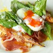 イタリア産のホワイトアスパラには独特の味わいがあります。「そのおいしさをぜひ！」とのシェフの思いが詰まった一品。かかっているトリュフオイルとの相性も抜群！