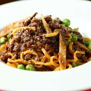 タヤリンはイタリア・ピエモンテ州で定番のロングパスタ。イタリア仕込みの技でタヤリンもお店の手づくり。独特の食感と、強い旨みながらあっさりした香川産オリーブ牛の味わいに舌鼓。