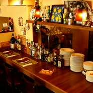 仕事帰りなどにふらっと一人でワインを味わうならカウンター席へ。シェフとの会話も楽しめます。