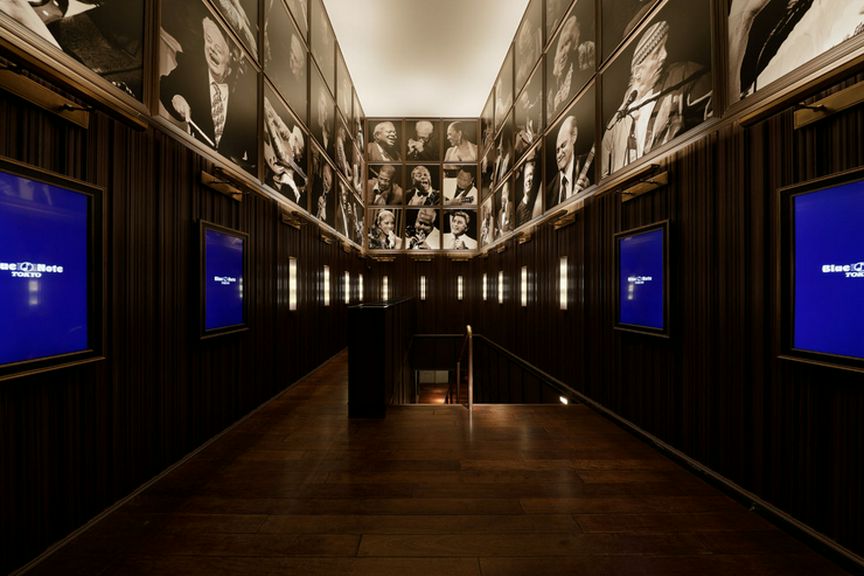 エントランスでは、過去に出演したレジェンドの写真が並ぶ