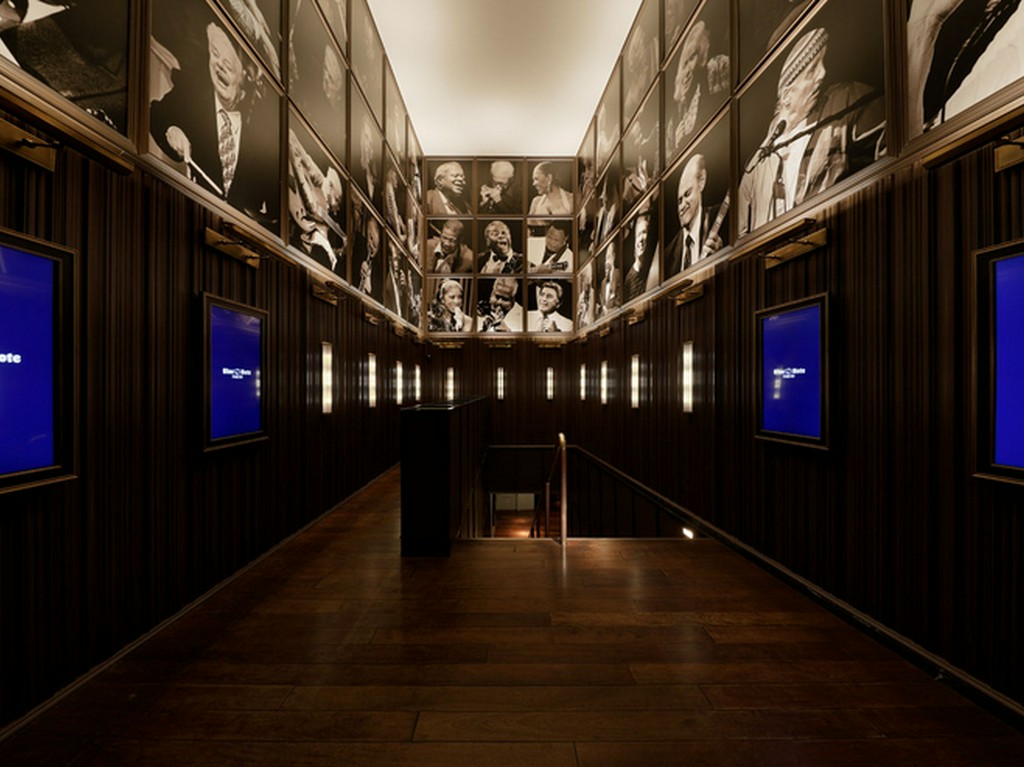 エントランスでは、過去に出演したレジェンドの写真が並ぶ