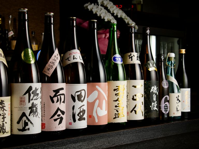 青森の酒蔵を中心に全国各地の地酒を常時200種類以上用意