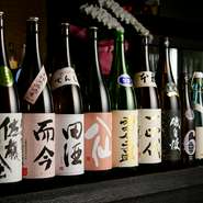 店内では、地酒を常時200種類以上ラインナップしています。青森県にある酒蔵を中心に全国各地から選りすぐりの銘柄を集めました。日本酒を飲んだことがない方々でもお気に入りの一本に出会えます。
