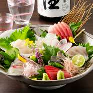 料理人自ら毎朝地元の市場へ足を運び、自身の目で選んだ天然物の地魚を盛り合わせました。青森沖の海で獲れた新鮮な魚介類本来の旨さを味わえます。1人前と2人前があり、写真は2人前です。