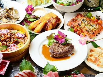 バリエーション豊富な料理を囲んで盛り上がる歓送迎会