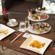 優雅な雰囲気で人気の高いアフタヌーンティーは、四季折々のお菓子とお飲み物でお客様をお待ちしております。