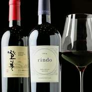 店内のワインセラーには、料理の旨さを引き立てる、様々な産地のワインが60種以上と豊富に揃っています。おススメの一本を知りたい時には、お気軽にソムリエまでお尋ね下さい。