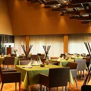 店内は、木の格子天井やヘリンボーン貼りの床で、森を表現。木の持つ温かみや落ち着いた色合いで、ゆったりとした空気を醸し出しています。穏やかで美しい森の中にいるようにリラックスしやすい空間です。