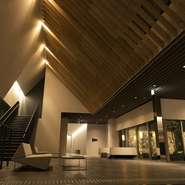 日本を代表する建築家、隈研吾氏のデザイン。名古屋の中心にありながら、深い安らぎを感じさせる空間。