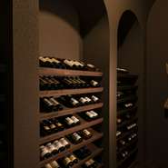 モダンなお料理によく合うワインを６０種類以上ご用意。お勧めのワインはぜひソムリエにお声がけ下さい。