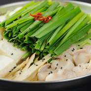 博多のもつ鍋に代表される九州の味覚を、名古屋に居ながらにして堪能できる【なべ音】。福岡で活躍した料理人によるおもてなし、大切な接待にも信頼できるお店です。