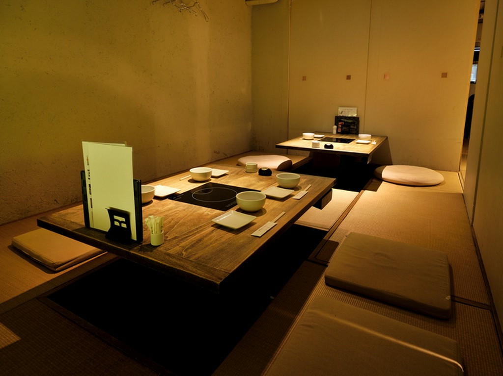 8部屋の個室あり。静かな時間が流れる店内