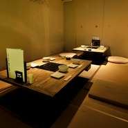 街の喧騒を忘れさせてくれるような、静かな時間が流れる店内。8部屋の個室でさまざまなニーズに対応。なかには掘りごたつ式が嬉しい座敷の部屋もあります。