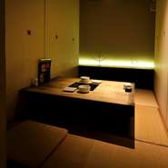 もつ鍋のイメージと異なる、モダンなテイストの和空間。『酢もつ』『馬刺し』『博多明太子』といった九州料理も充実。ワインもこだわりのラインナップのため、女子会にも利用できそうです。