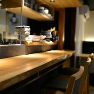 「和モダン」をテーマに民家を改装したお店です。白と黒を基調とした落ち着いた色合いで、長居していても気疲れしにくい雰囲気。完全分煙になっていて、個室やテラス席もあるので利用シーンに合わせてどうぞ。