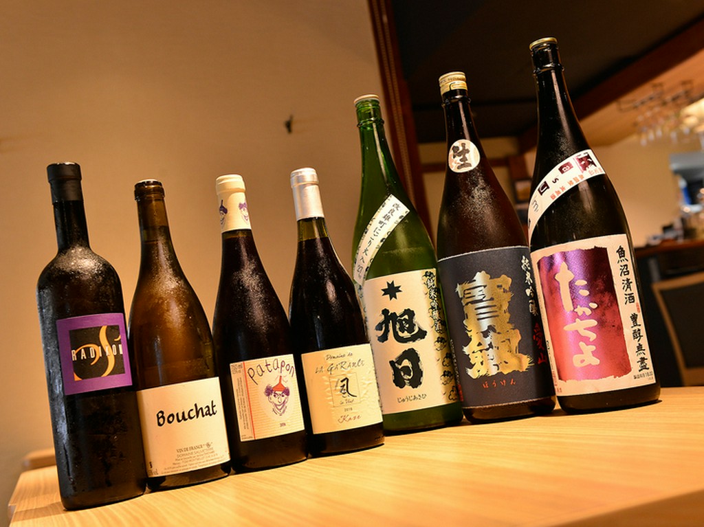 「鶏炊き×ワイン×日本酒」。今宵は鶏炊きと好みのお酒で乾杯