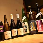 ナチュラルワインを中心として常時80本ほど、日本酒は全国の有名銘柄を常時15種類ほど揃えています。メニューには料理に合うおすすめのお酒も記載。『鶏炊き』とワインや日本酒のハーモニーが堪能できます。