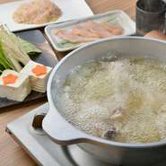 宮崎県産鶏を6時間かけて煮込んだスープが自慢の鍋。日向市特産の「へべす」を使った自家製ポン酢でどうぞ。
