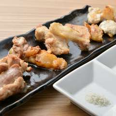 完熟地鶏の実力を堪能『飛来幸（ひらこ）鶏の炭火焼　五点盛り』