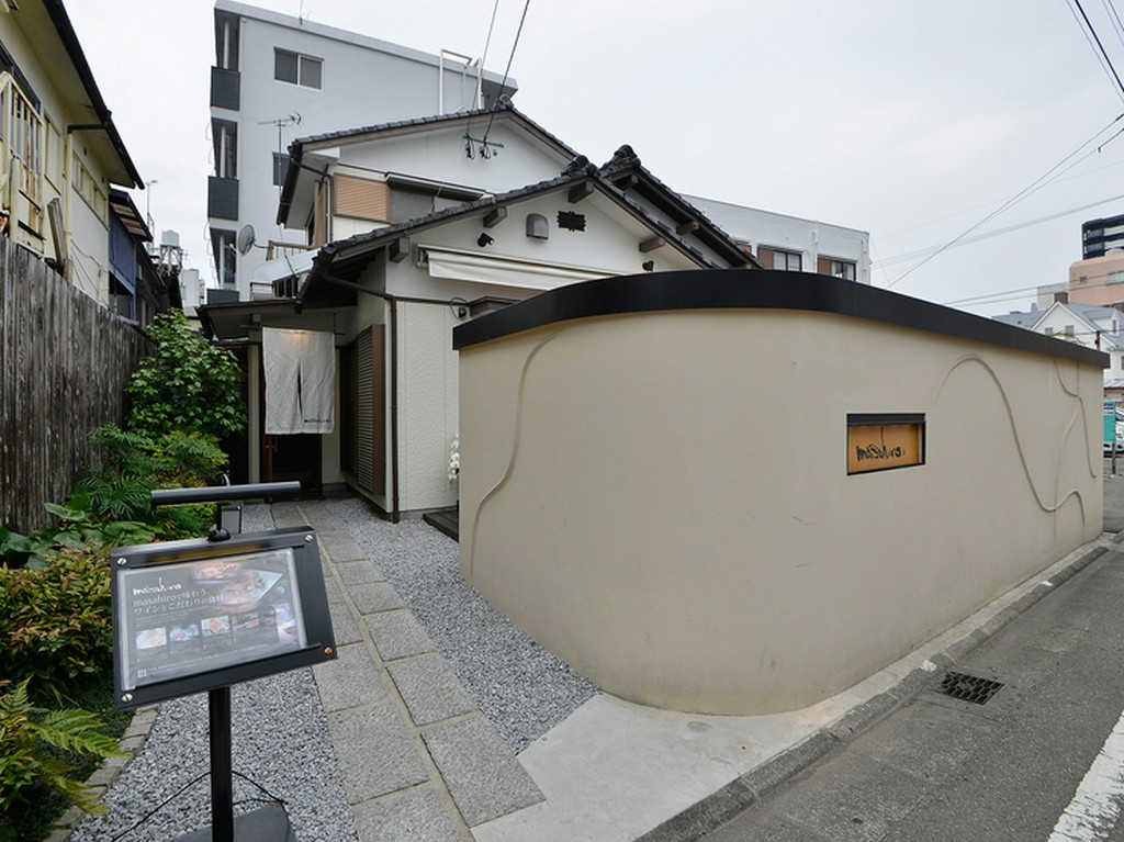 民家を改装したシンプルな佇まいのお店