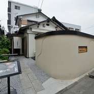 国道10号線、ファミリーマートから千草東通りに入り、2つ目の交差点を過ぎたところの右手にあります。