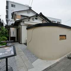 民家を改装したシンプルな佇まいのお店