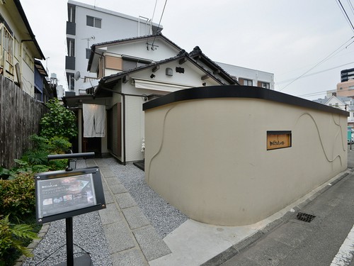 民家を改装したシンプルな佇まいのお店