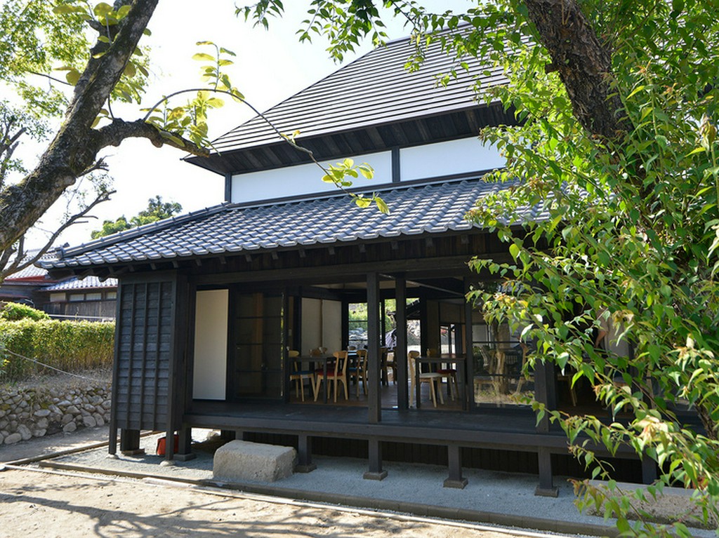 人々の笑顔が溢れゆっくりと時を刻む、風情ある武家屋敷