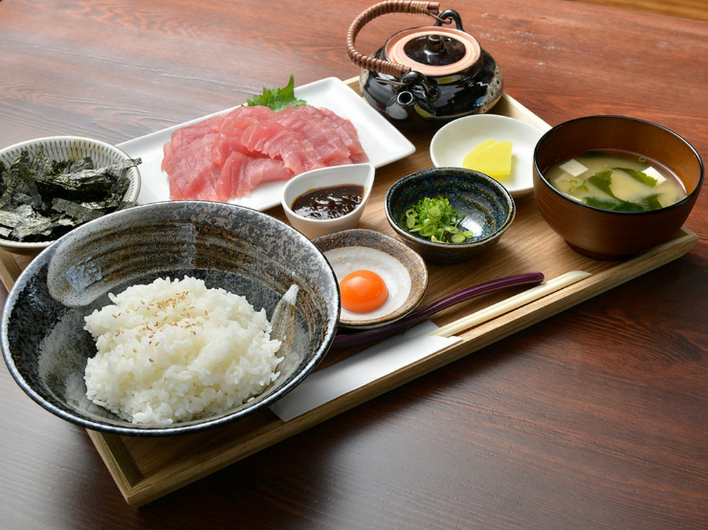 『まぐろ丼まぶし（生まぐろ、ご飯、汁物、卵黄、薬味）』