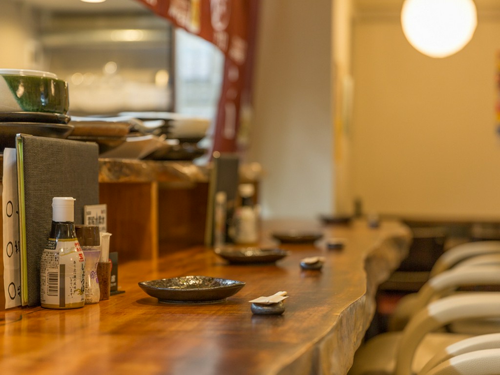 提灯の灯りに導かれ、至福の時間に包み込まれるカウンター　