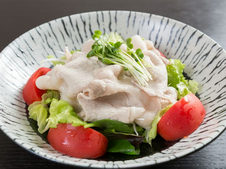 地元の銘柄豚・あぐーをバラエティー豊かな調理法で楽しめる『あぐー料理〜豚しゃぶサラダ』　