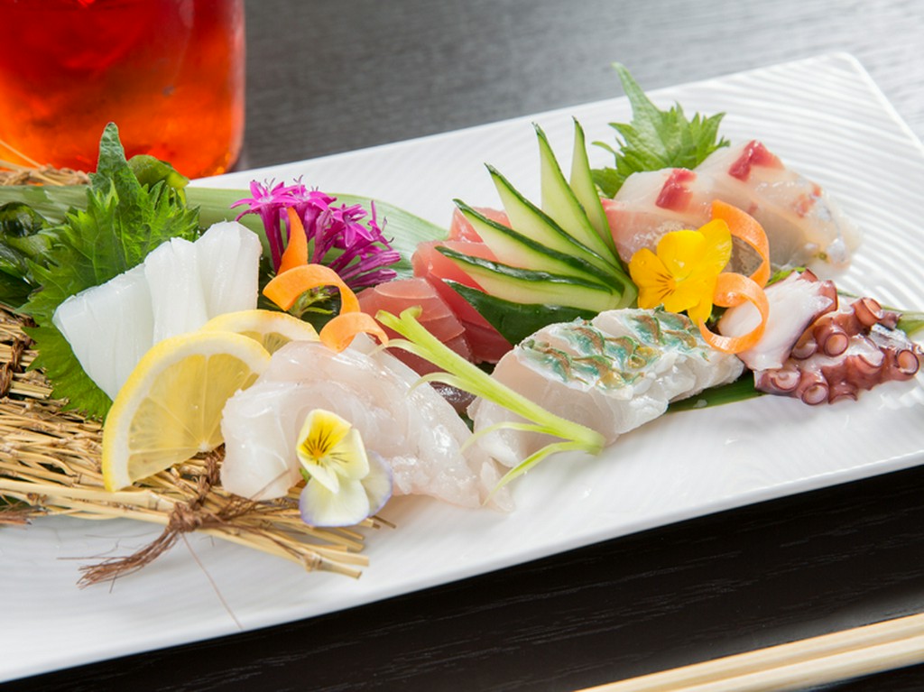 豊かな海の恵みを四季折々に味わい尽くせる『造り盛り合わせ』