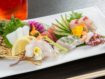 豊かな海の恵みを四季折々に味わい尽くせる『造り盛り合わせ』