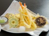 旬菜を中心に、魚介もバランスよく取り入れた『天ぷら盛り合わせ』