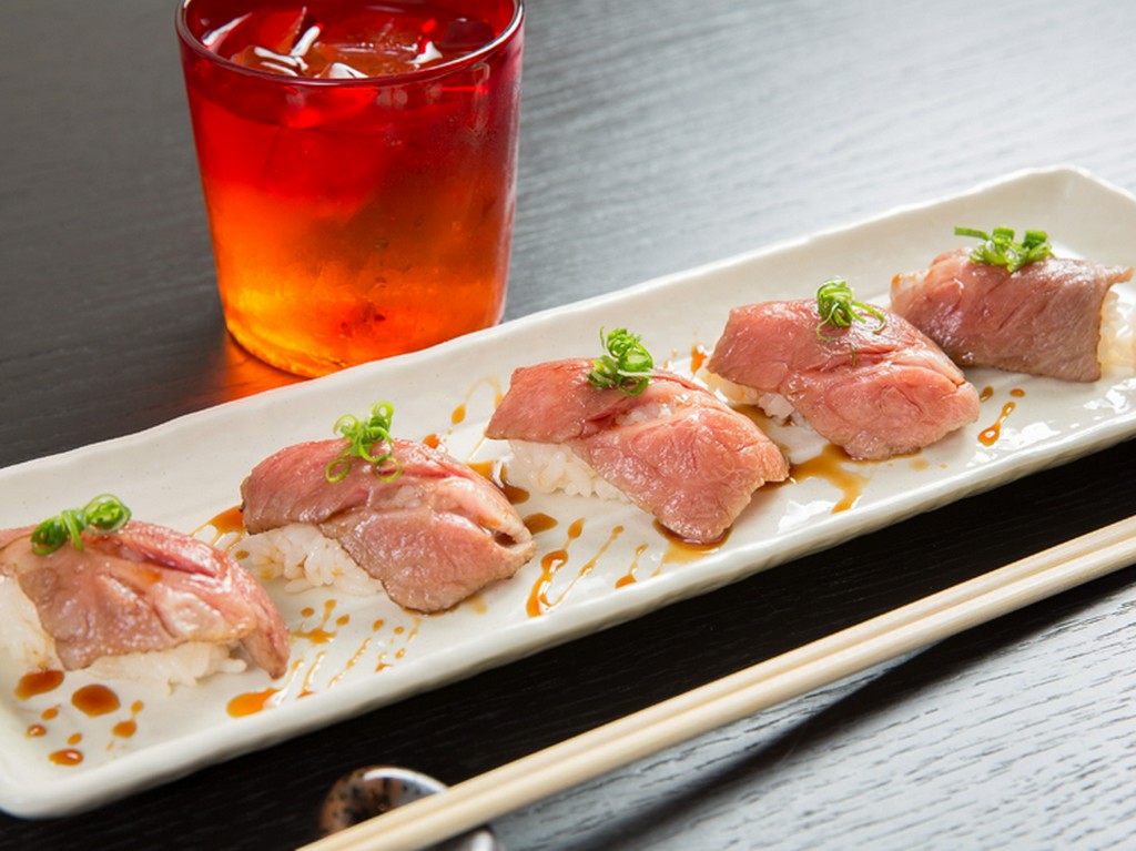 とろけるような上質な牛の旨みが絶品『牛の炙り握り』