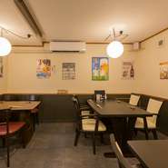 和食を中心としたメニューに沖縄料理を加えたスタイルのお店です。カウンターは、おひとりやデートなどに最適。また、接待やグループでもゆったりと時間を過ごせるよう、席間を広めに設えてあります。