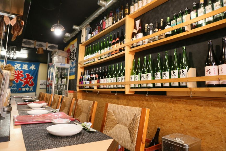 活気溢れる店内で、全国から直送される新鮮な魚介を堪能