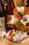 毎日の仕入れで替わる厳選素材を存分に味わう『港町の豪快刺盛り』