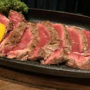 豊西牛の美味しさを存分に味わっていただくには、厚切りのステーキが断然おすすめです。赤身肉の美味しさは噛むほどに口の中に広がる旨味です。
