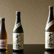 日本酒は460余年の歴史ある老舗酒蔵【冨田酒造】から純米酒をセレクト。限定醸造の『七本槍』に加え、【徳山鮓】が唯一の仕入先という『紫霞の湖』は、ここでしか味わうことのできない、いわば幻の一本。
