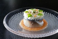 フレッシュなトマトソースをベースに、鯖の熟れ鮓、フレーク状に削った吉田牧場のカチョカバロに、飯のソース、実山椒を飾った一品。旨味の濃厚な半熟れの鯖は、ほのかな塩味とさわやかな酸味が鼻孔をくすぐります。