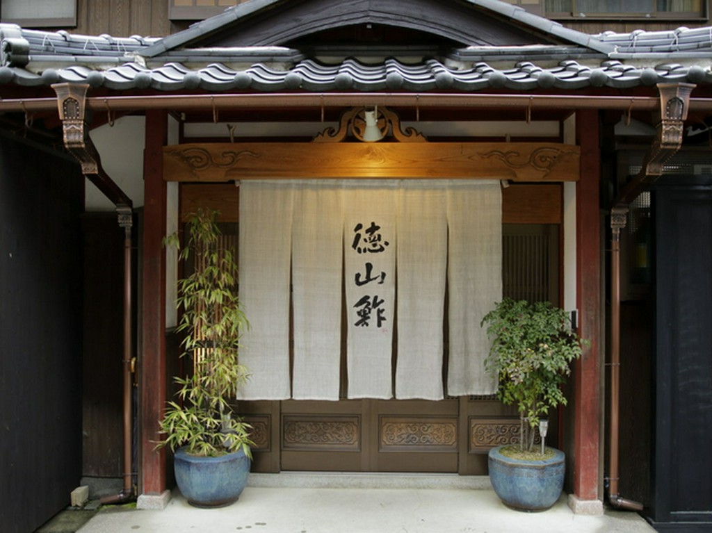 湖畔に佇む風情ある一軒家